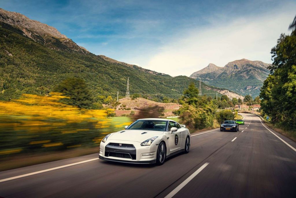 Witte GT-R-r i fuld fart